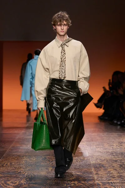 Look 18